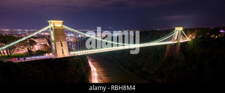 Nachtansicht von Clifton Suspension Bridge und Avon Gorge in der Nähe des Observatoriums, Bristol, Großbritannien Stockfoto