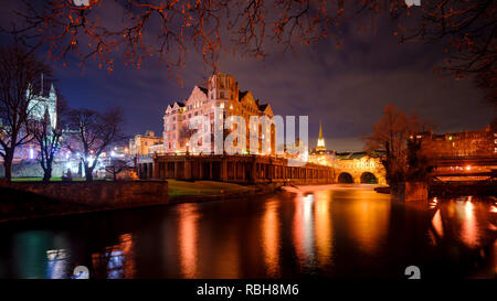 Nacht geschossen Pulteney Bridge und Wehr, im Whirlpool, Somerset, Großbritannien Stockfoto