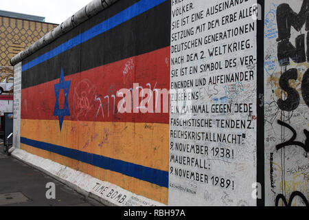 Berlin - Deutschland: Juni 2016: Flagge von Deutschland und Israel über die Berliner Mauer gemalt, East Side Gallery (Vaterland von Gunther Schafer) Stockfoto