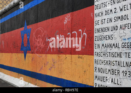 Berlin - Deutschland: Juni 2016: Flagge von Deutschland und Israel über die Berliner Mauer gemalt, East Side Gallery (Vaterland von Gunther Schafer) Stockfoto