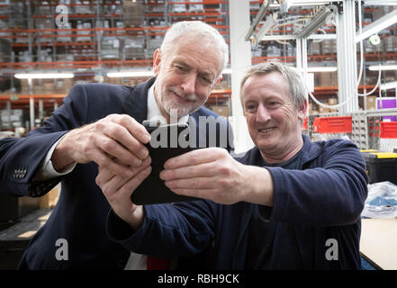 Der Führer der Jeremy Corbyn nimmt eine selfie mit Mitarbeiter Russ Whitehouse bei einem Besuch in OE Elektrik in Wakefield. Stockfoto