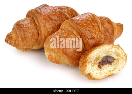 In Scheiben geschnitten Croissant mit Schokolade auf weißem Hintergrund Stockfoto