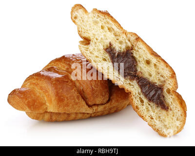 In Scheiben geschnitten Croissant mit Schokolade auf weißem Hintergrund Stockfoto