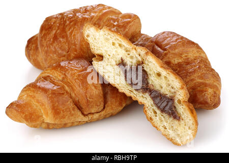 In Scheiben geschnitten Croissant mit Schokolade auf weißem Hintergrund Stockfoto