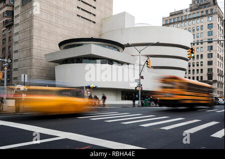 NEW YORK - 30. NOVEMBER: Die Solomon R. Guggenheim Museum für moderne und zeitgenössische Kunst, entworfen von Frank Lloyd Wright Museum auf Oktober 21,19 geöffnet Stockfoto