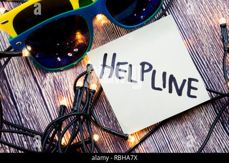 Zerstreut Beleuchtete winzige LED Stringlight auf Holz- Oberfläche. Zwei bunte Sonnenbrille mit Licht widerspiegelt. Handschriftliche erinnert die Helpline Servic Stockfoto