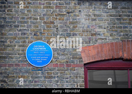 Blue Plaque (über George Chapman, ein Jack the Ripper vermuten) an der Wand von Jack the Ripper Museum, Kabel-Straße, Whitechapel, London, England. Stockfoto