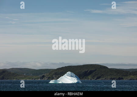 St. Anthony, Neufundland, Kanada - Juli 24, 2018: Ein Eisberg in St. Anthony Bight an der Labradorsee im nördlichen Bereich von Neufundland. Stockfoto