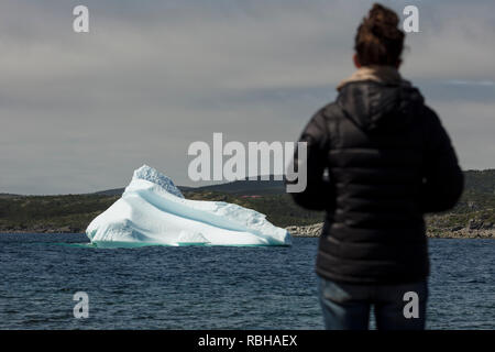 St. Anthony, Neufundland, Kanada - Juli 24, 2018: ein Tourist sieht auf einem Eisberg in St. Anthony Bight an der Labradorsee im nördlichen Bereich der Newfou Stockfoto