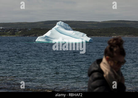 St. Anthony, Neufundland, Kanada - Juli 24, 2018: ein Tourist sieht auf einem Eisberg in St. Anthony Bight an der Labradorsee im nördlichen Bereich der Newfou Stockfoto