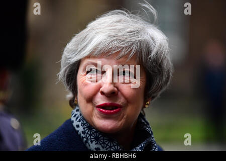 Premierminister Theresa May, Downing Street, London, für den Schutz der Ehre an den Fco für japanische Ministerpräsident Shinzo Abe. Stockfoto