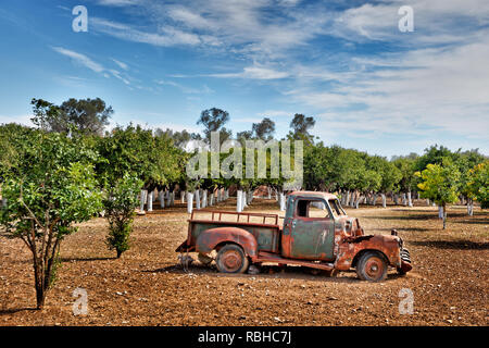 Altes Auto in der Mansion Citrus von Kampos in verlassenen Insel Chios, Griechenland Stockfoto