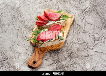 Mini Sandwiches essen. Brushetta oder authentische traditionelle spanische Tapas zum Mittag- Tabelle. Leckerer Snack, Vorspeise, auf Party oder Picknick zeit Antipasti. Stockfoto