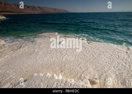 Kristallines Salz Felsen entlang der Küste des Toten Meeres, Israel. Stockfoto