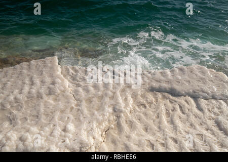 Kristallines Salz Felsen entlang der Küste des Toten Meeres, Israel. Stockfoto