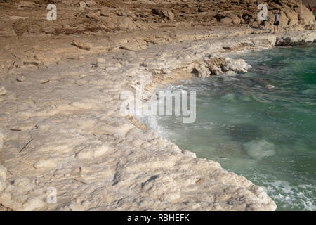 Kristallines Salz Felsen entlang der Küste des Toten Meeres, Israel. Stockfoto