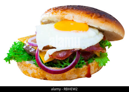 Leckere Burger mit Spiegelei, Speck, Käse, Zwiebeln und Salat auf Holz- Hintergrund. Auf weissem Hintergrund Stockfoto