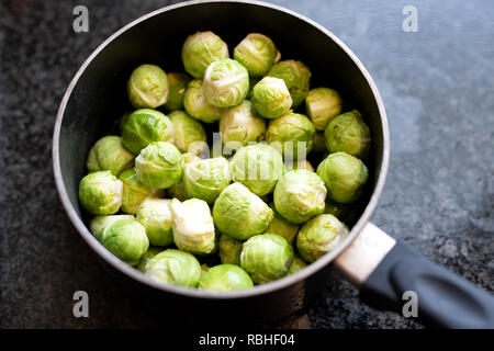 Topf zubereitet Rosenkohl bereit zum Kochen Stockfoto