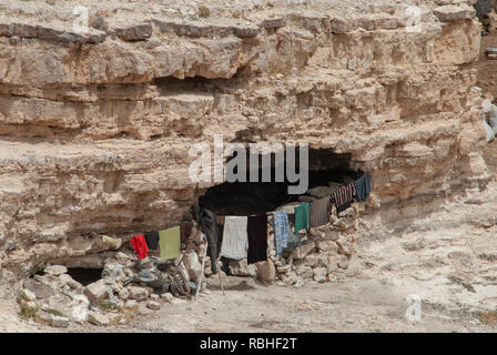 Beduinen leben in natürlichen Höhlen, in der Nähe von Petra, Jordanien Stockfoto