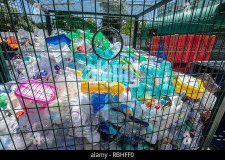 Plastikflasche Papierkorb fotografiert in Israel Stockfoto