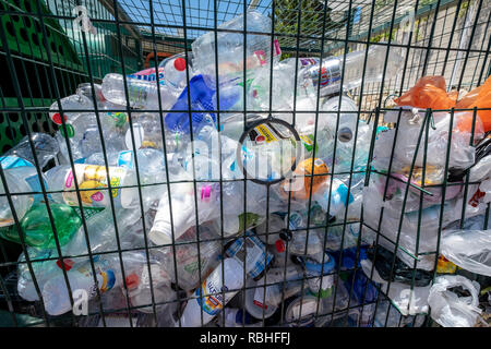 Plastikflasche Papierkorb fotografiert in Israel Stockfoto