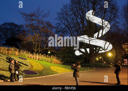 Erinnerungsfoto vor der Blumenuhr ist eine der beliebtesten Touristenattraktionen in Genf, Schweiz. Stockfoto