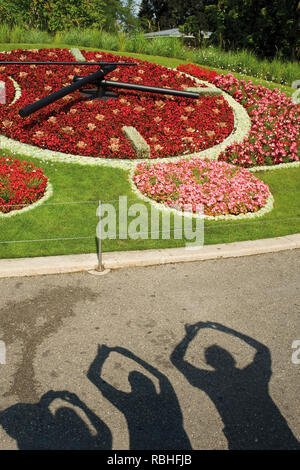 Die Blumenuhr ist eine der beliebtesten Touristenattraktionen in Genf, Schweiz. Stockfoto