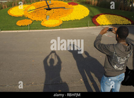 Erinnerungsfoto vor der Blumenuhr ist eine der beliebtesten Touristenattraktionen in Genf, Schweiz. Stockfoto