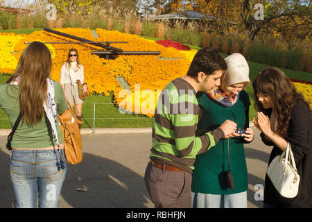 Erinnerungsfoto vor der Blumenuhr ist eine der beliebtesten Touristenattraktionen in Genf, Schweiz. Stockfoto