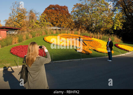 Erinnerungsfoto vor der Blumenuhr ist eine der beliebtesten Touristenattraktionen in Genf, Schweiz. Stockfoto