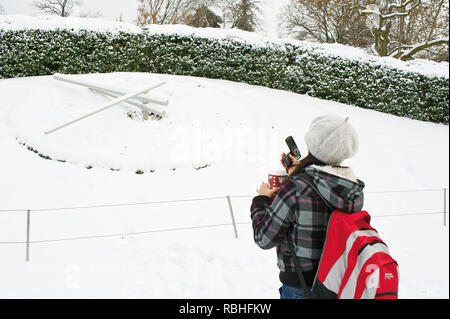 Schnee auf der Blumenuhr, einer der beliebtesten touristischen Attraktionen in Genf, Schweiz. Stockfoto