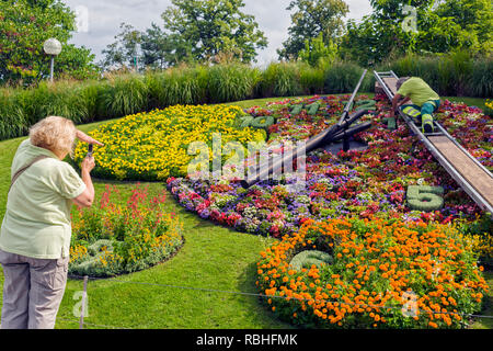 Erinnerungsfoto vor der Blumenuhr ist eine der beliebtesten Touristenattraktionen in Genf, Schweiz. Stockfoto