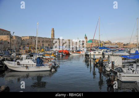 Israel, westlichen Galiläa, Morgen, dem alten Hafen jetzt ein Fischereihafen. Die Altstadt im Hintergrund Stockfoto