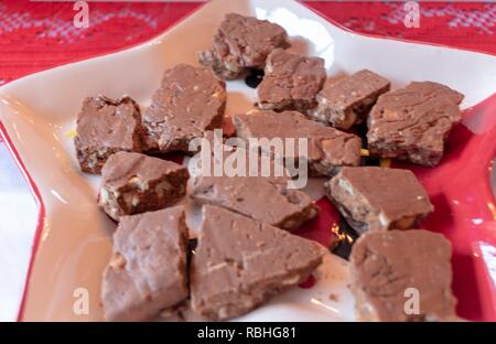 Auswahl von Random große Stücke von leckeren Kakao toffee auf einer Platte wie Weihnachten süße Angebot serviert. Stockfoto