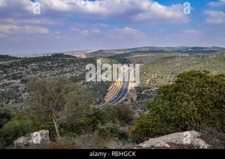 Israel, Judäischen Berge, Hakedoshim Wald (Wald der Märtyrer) am Stadtrand von Jerusalem, sie mit Blick auf die Autobahn nach Jerusalem. Stockfoto