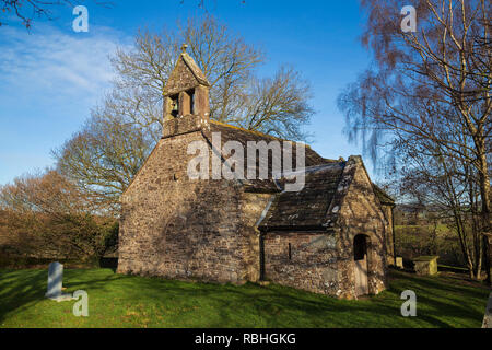 Kirche des Heiligen Kreuzes, Kilgwrrwg, Devauden, Monmouthshire, Wales, einer der abgelegensten Kirchen in Wales und einem Grad ll denkmalgeschützten Gebäude. Stockfoto