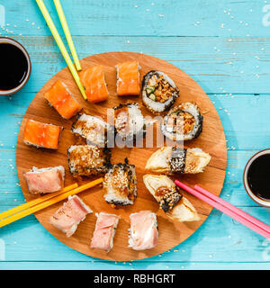 Rollt auf runde Holzplatte Stockfoto