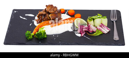 Gebackenes Huhn Herzen mit herzhaften Sauce, glasierte Karotten und gedünsteter Brokkoli. Auf weissem Hintergrund Stockfoto