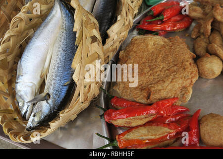 Verkauf von Tofu und frischem Makrelenfisch, Cho Co Giang Market, Ho Chi Minh City, Vietnam Stockfoto