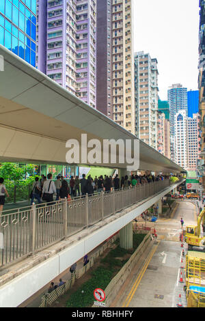 Moderne Bürogebäude und die Menschen in einer Fußgängerzone Hochstraße Downtown in Central Hongkong Stockfoto