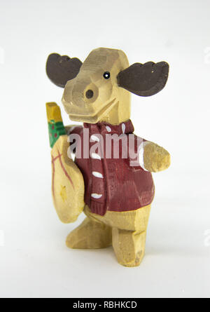 Schöne Weihnachten Tannenbaum Spielzeug in Form Funy Holz- Hirsch mit weißem Hintergrund isoliert. Weihnachten Dekor. Stockfoto