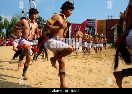 Tribals führen Sie einen Tanz während der Hornbill Festival in Nagaland. Stockfoto