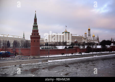 Blick auf den Kreml in Moskau river Embankment, kalten Wintertag Stockfoto