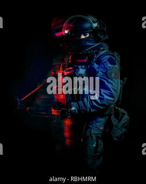 Ein Soldat Polizei swat Tactical Kräfte Mann studio Shot auf schwarzem Hintergrund Stockfoto