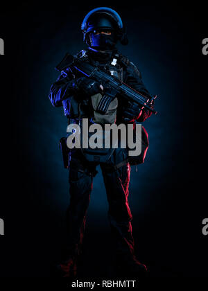 Ein Soldat Polizei swat Tactical Kräfte Mann studio Shot auf schwarzem Hintergrund Stockfoto