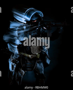 Ein Soldat Polizei swat Tactical Kräfte Mann studio Shot auf schwarzem Hintergrund Stockfoto