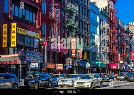 NEW YORK CITY - 3. APRIL 2018: Chinatown Straßen eines der wichtigsten Wahrzeichen in Manhattan Stockfoto