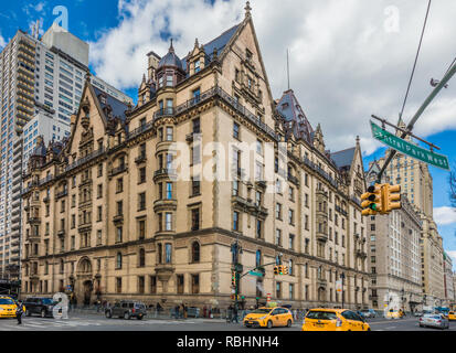 NEW YORK CITY - 2. April 2018: Die Dakota Gebäude eine der wichtigsten Sehenswürdigkeiten von Manhattan Stockfoto