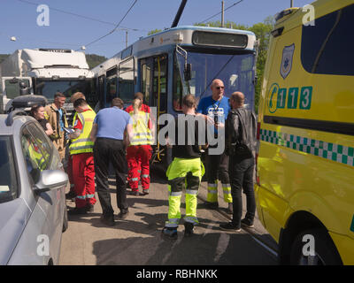 Verkehrsunfall, Lkw in den Weg eines schweren Straßenbahn, die Notdienste über den Job, Oslo, Norwegen Stockfoto