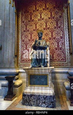Vatikan Vatikan - Oktober 05, 2018: Die Bronzestatue des heiligen Petrus zugeschrieben Arnolfo di Cambio. Innenraum der Basilika St. Peter Stockfoto